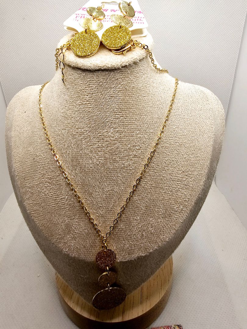 Gold Glitter N Glam Necklace set