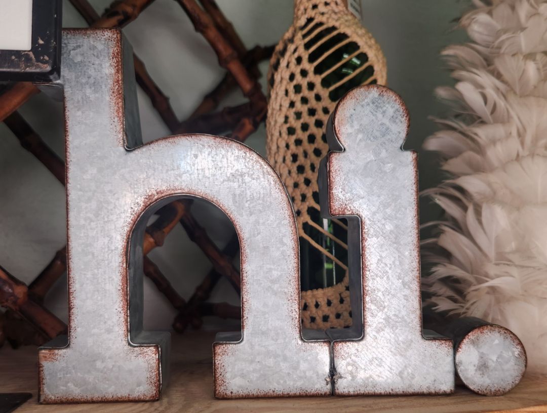 Metal "hi" sign