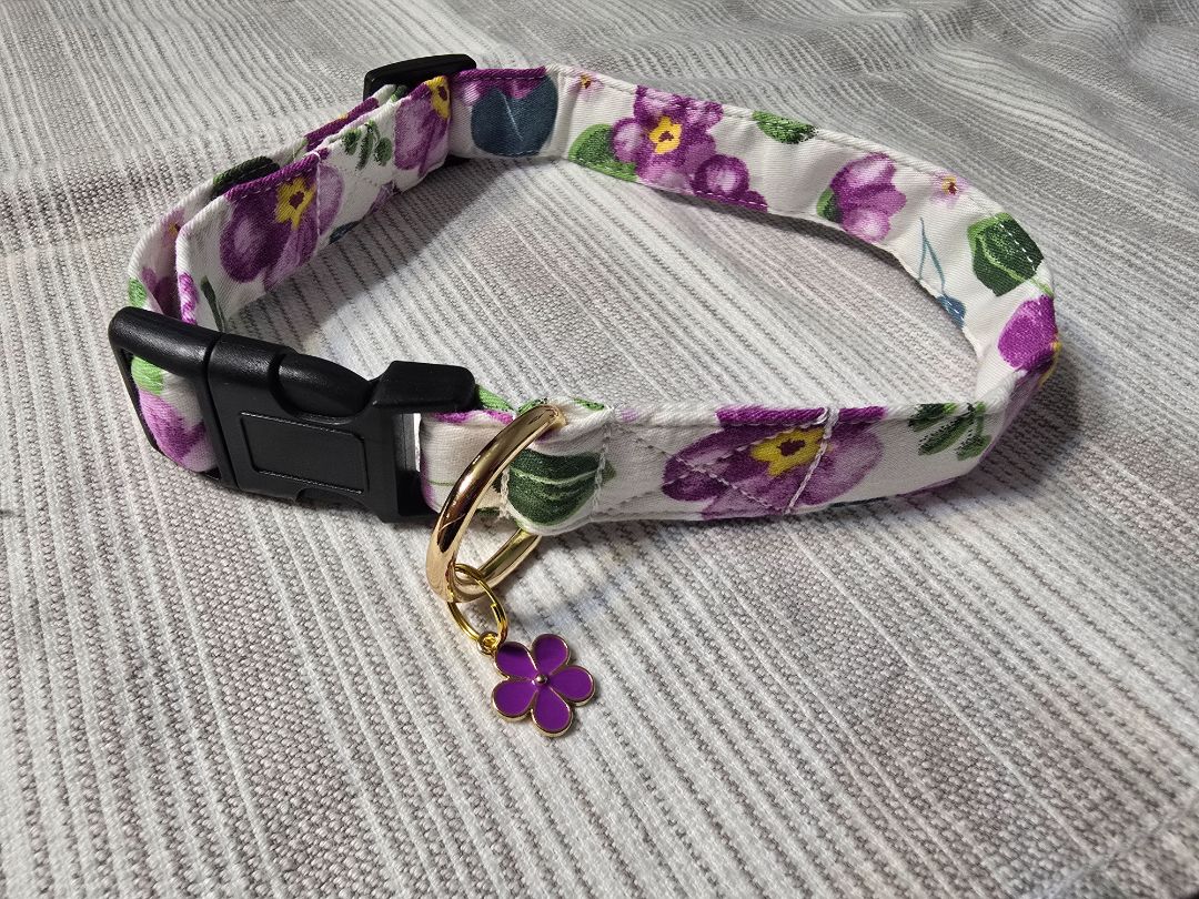 White Prpl Flowers Collar, Medium
