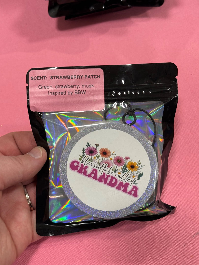 Blessed Grandma Freshie, Small Circle