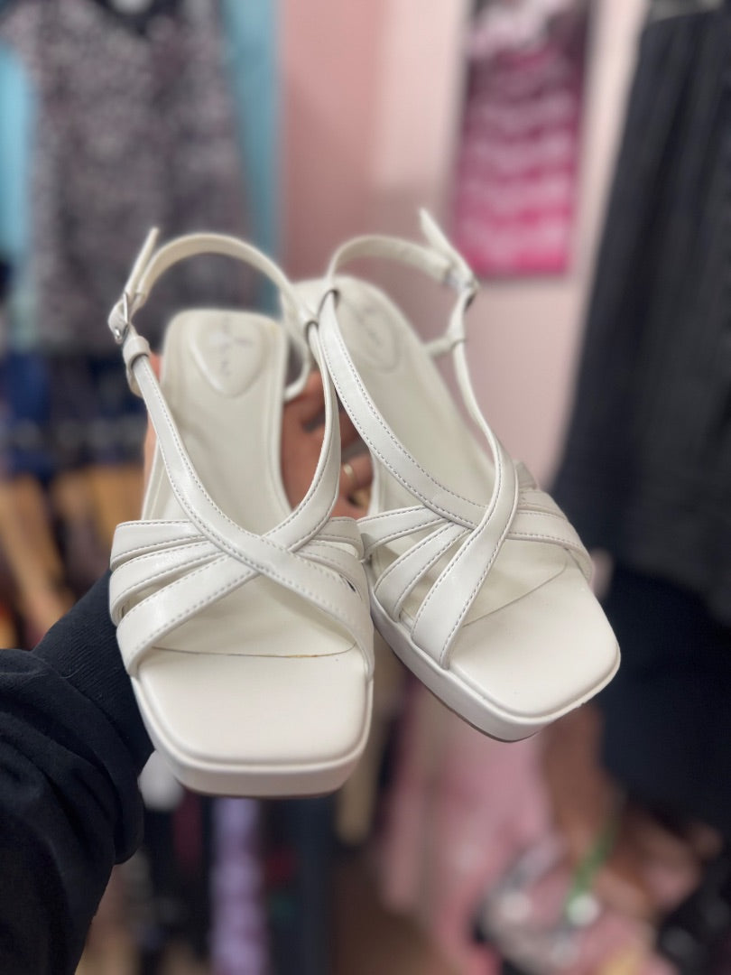 White Bandolino Sabrina sandals, 7