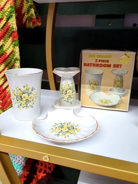 Vintage 3 piece bathroom set