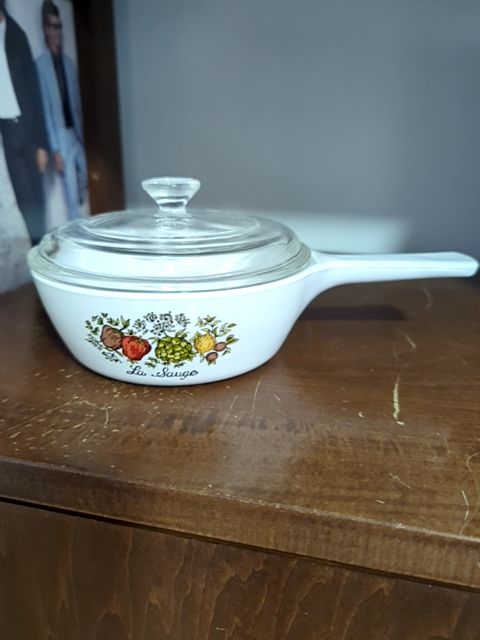 Corningware with handle