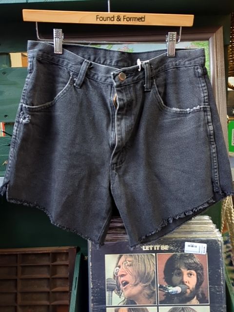 Vintage Clothing Black rustler shorts, 32