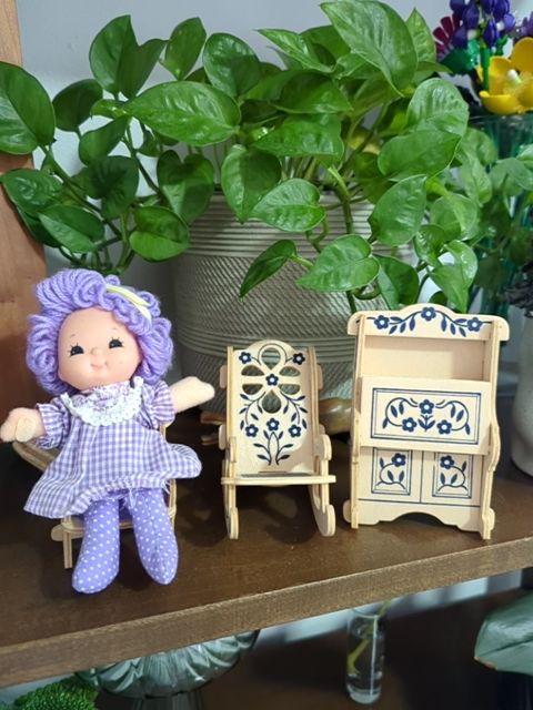 Doll Desk and 2 chairs