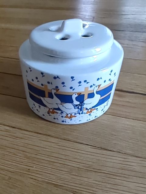 Goose potpourri container