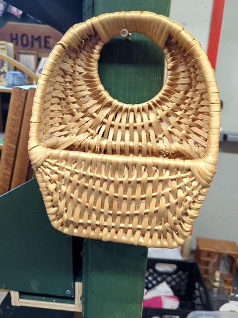 Wall basket