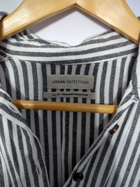 Modern Clothing Urban outfitters button up, XS
