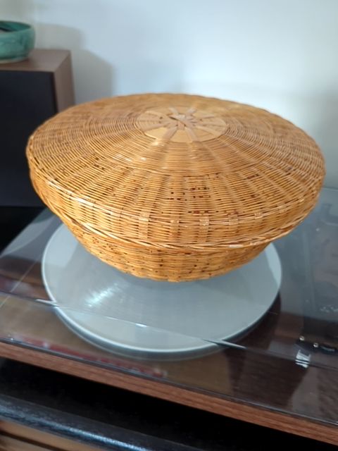 Basket with lid