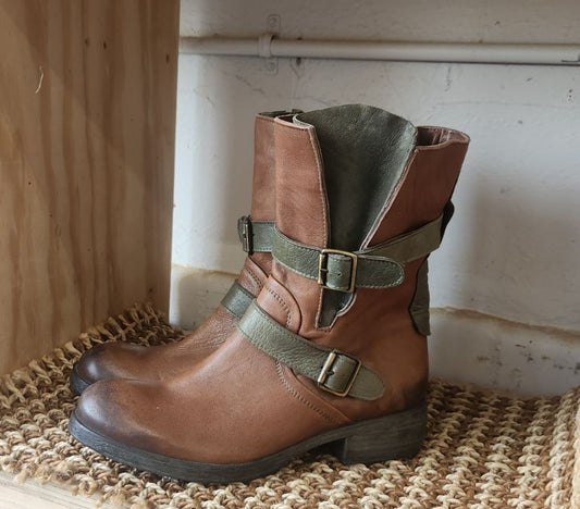 Brown w/ Grey Sundance Leather Boots, 9