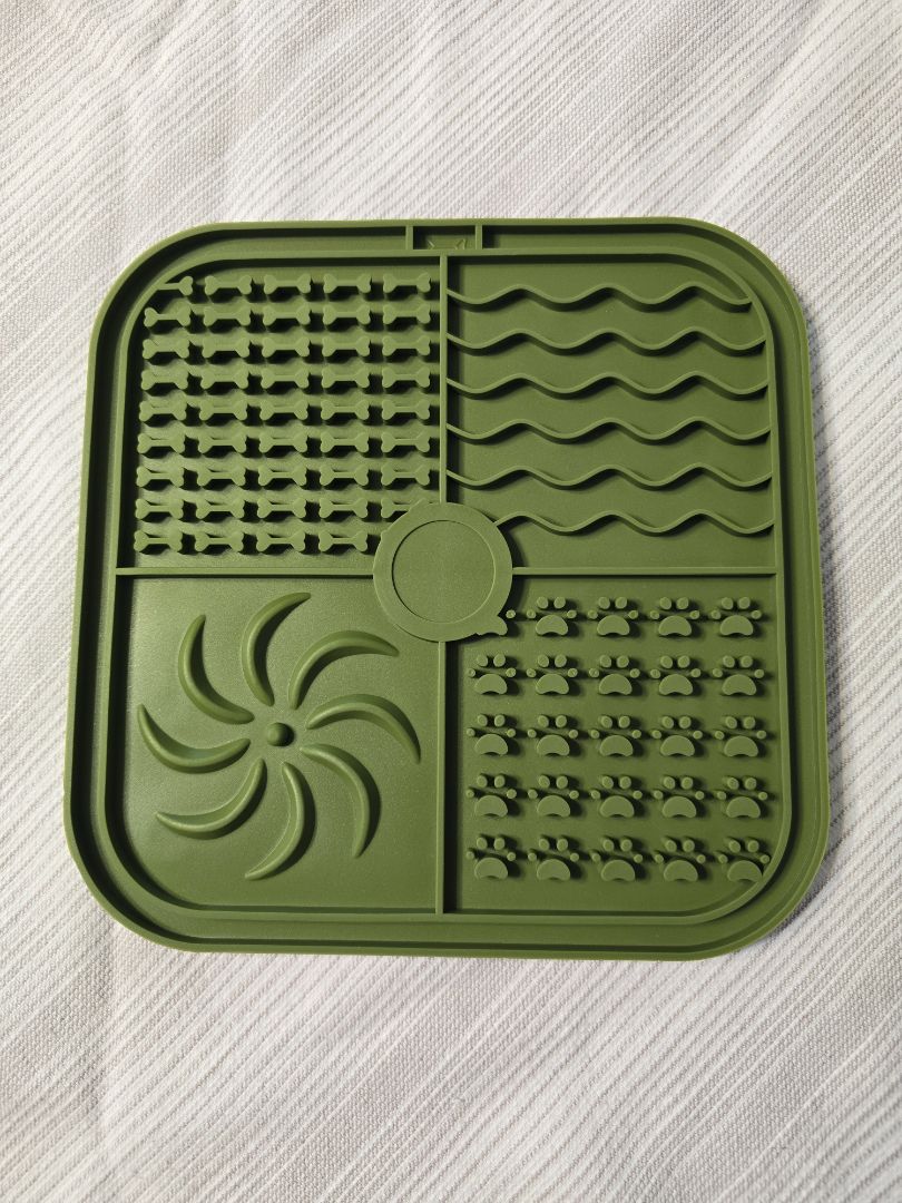 Green  Slow Feed Lick Mat, 8" x 8"