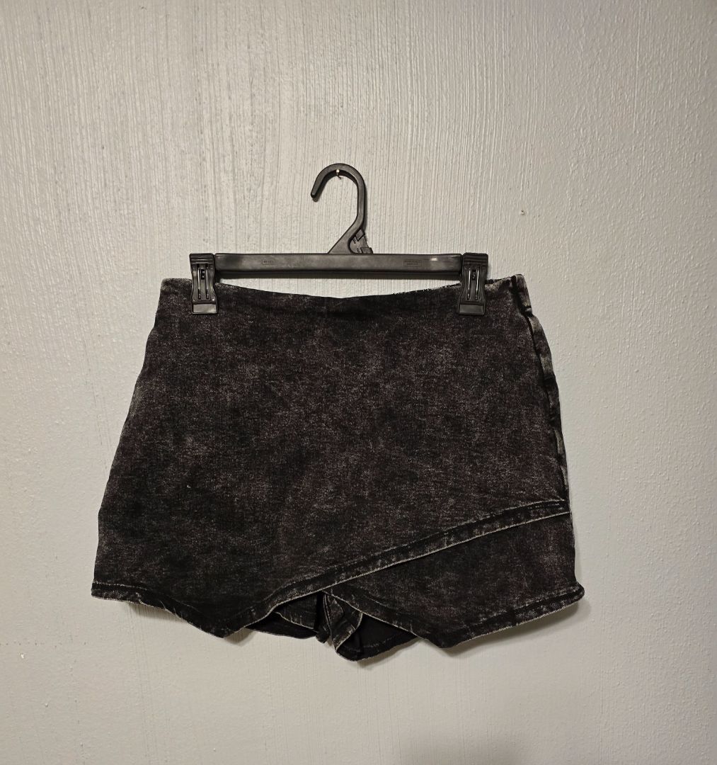Luvamia NWT Skort, Large,Black Jean, Amira’s closet