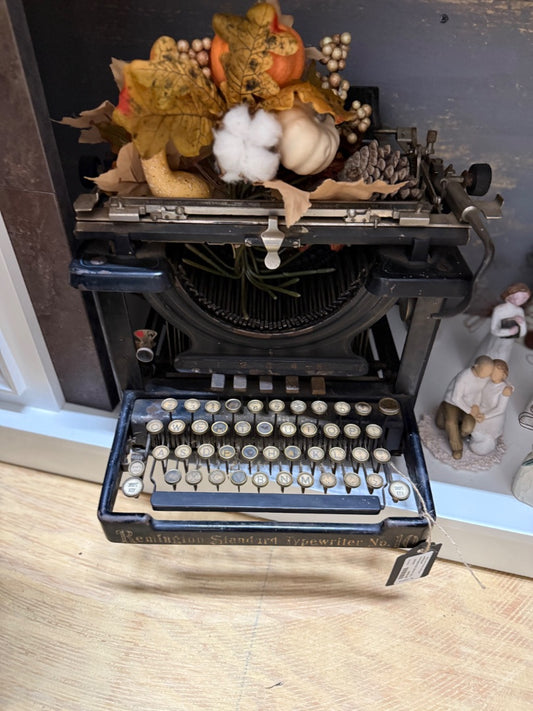 black antique typewriter