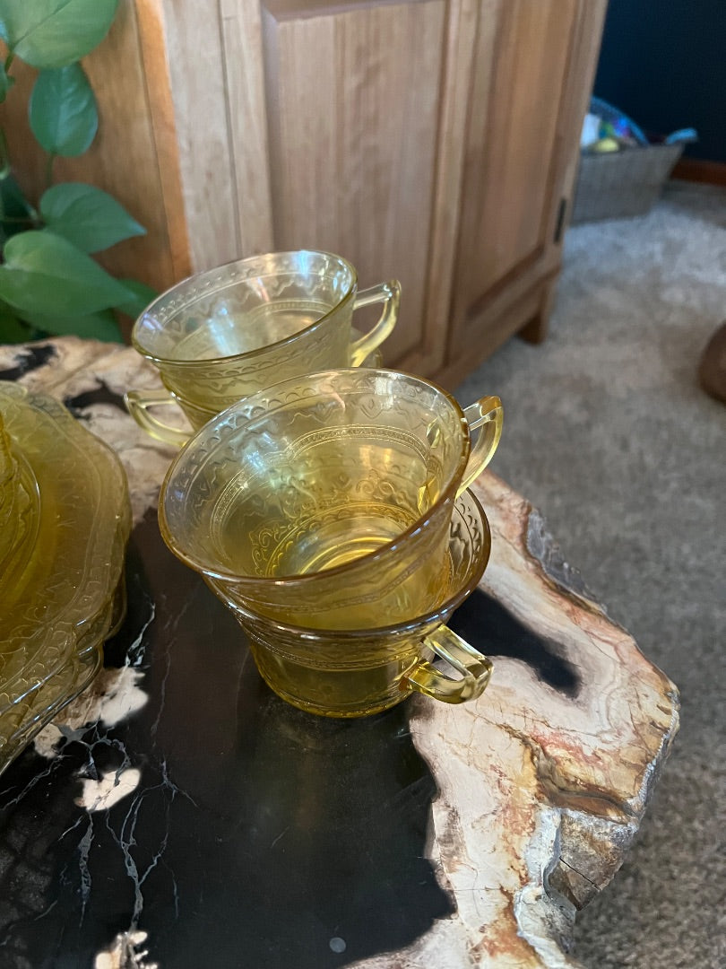 Amber  Federal Glass Patrician Pattern Dinnerware, 20 piece set