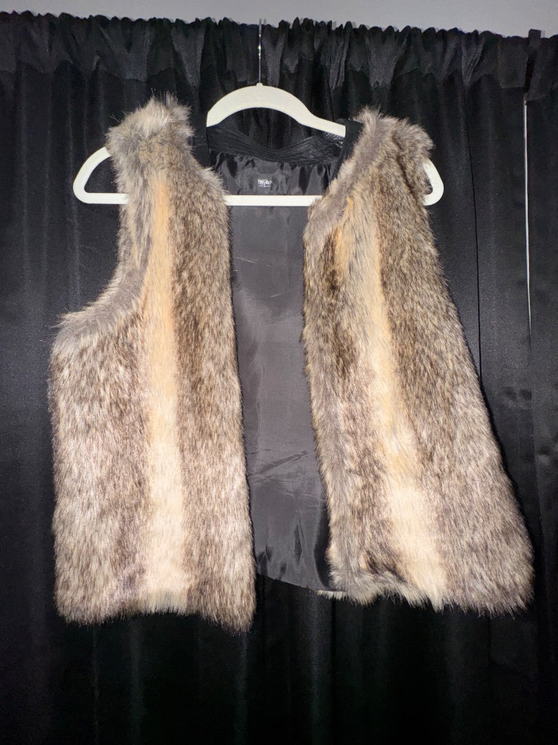 Brown/tan N/A Brown fur vest, worn once, M