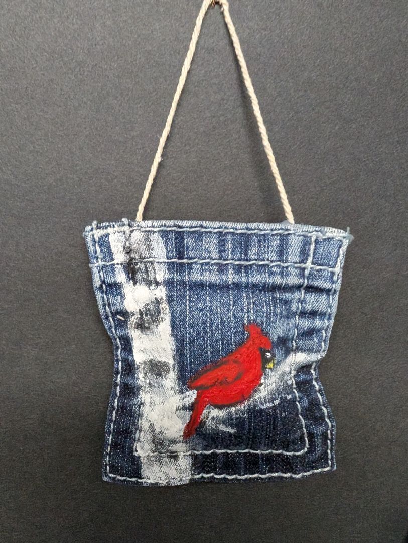 Cardinal ornament middle tree