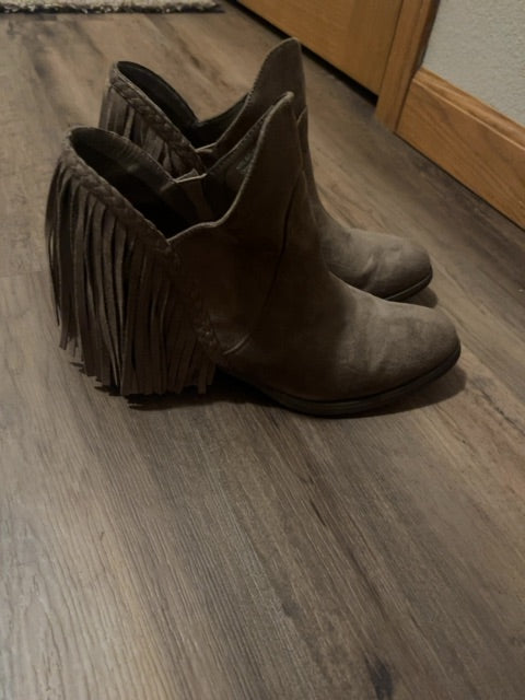 Grey-brown not rated Boots (fringe), 9