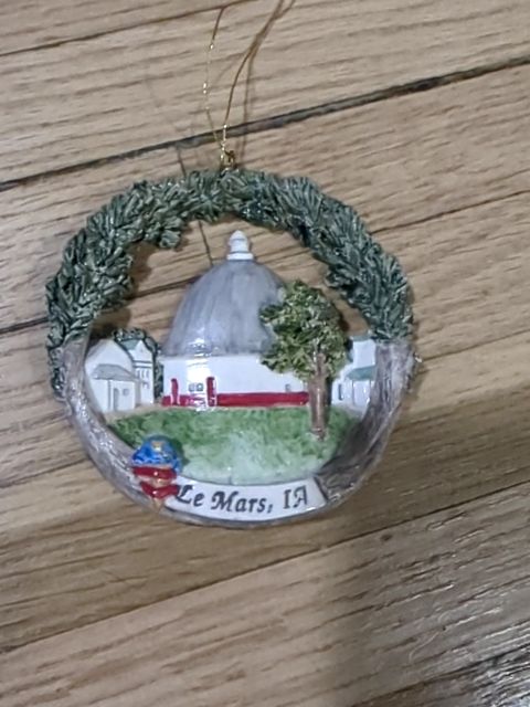 Lemars ornament the red barn