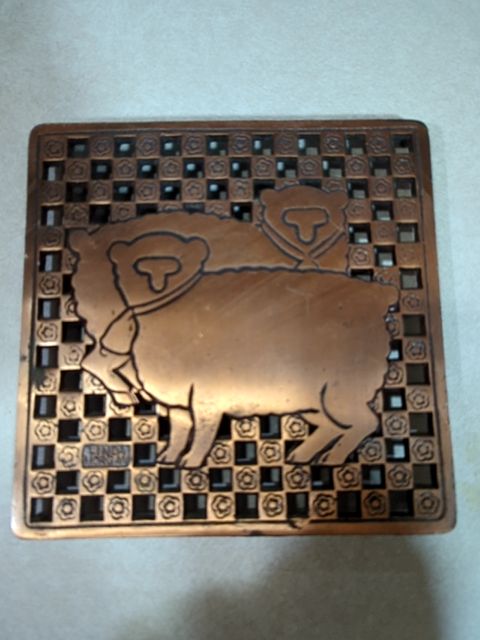 Lamb trivet