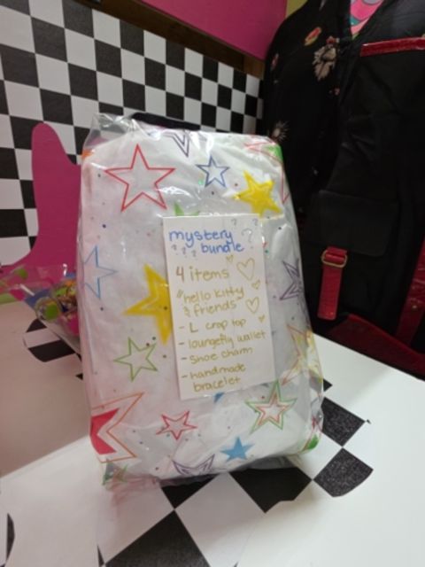 Hello Kitty & Friends mystery bundle, L
