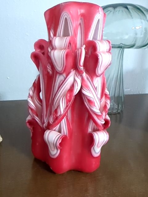 Red ribbon candle